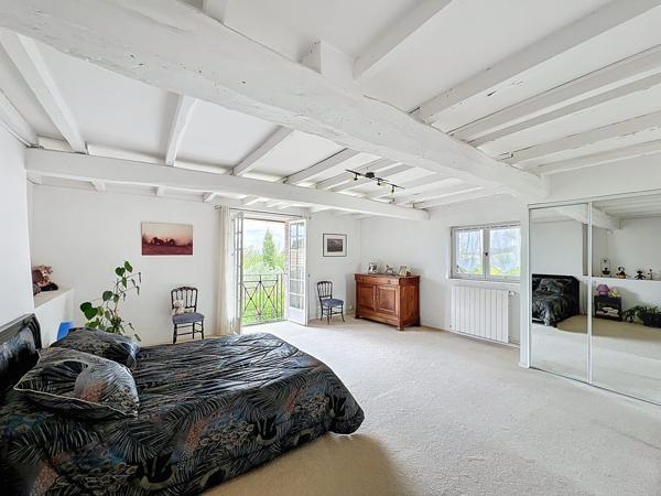 Superbe ferme rénovée 325m² sur 1.1 ha avec piscine et vue dégagée.
