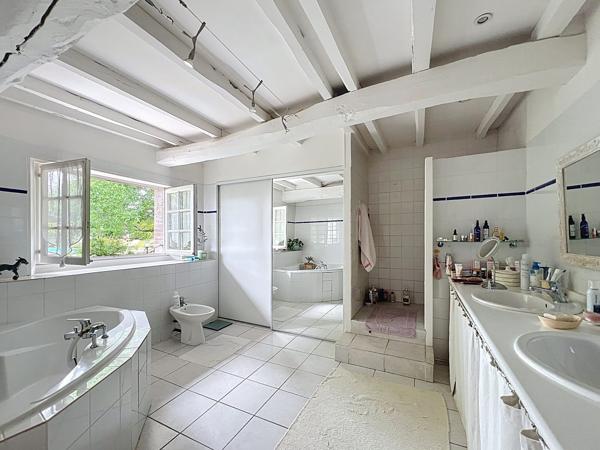 Superbe ferme rénovée 325m² sur 1.1 ha avec piscine et vue dégagée.