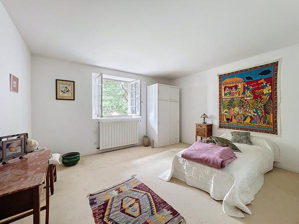 Superbe ferme rénovée 325m² sur 1.1 ha avec piscine et vue dégagée.