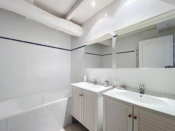 Superbe ferme rénovée 325m² sur 1.1 ha avec piscine et vue dégagée.