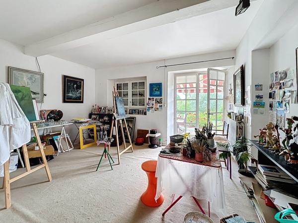 Superbe ferme rénovée 325m² sur 1.1 ha avec piscine et vue dégagée.