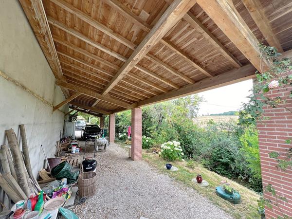 Superbe ferme rénovée 325m² sur 1.1 ha avec piscine et vue dégagée.