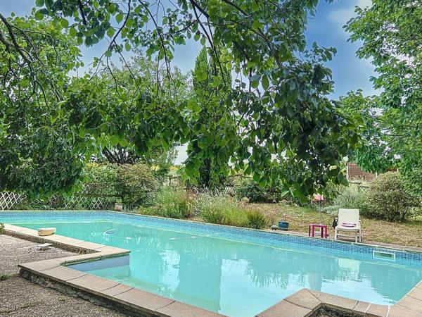 Superbe ferme rénovée 325m² sur 1.1 ha avec piscine et vue dégagée.