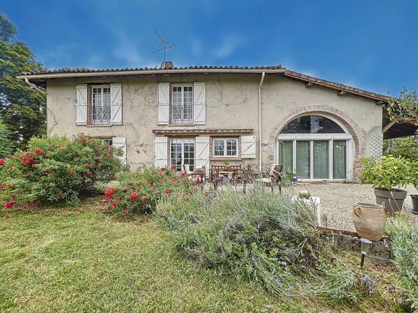 Superbe ferme rénovée 325m² sur 1.1 ha avec piscine et vue dégagée.