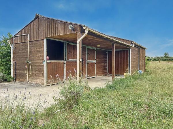 Superbe ferme rénovée 325m² sur 1.1 ha avec piscine et vue dégagée.