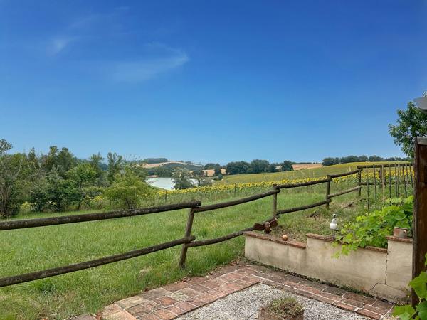 Superbe ferme rénovée 325m² sur 1.1 ha avec piscine et vue dégagée.