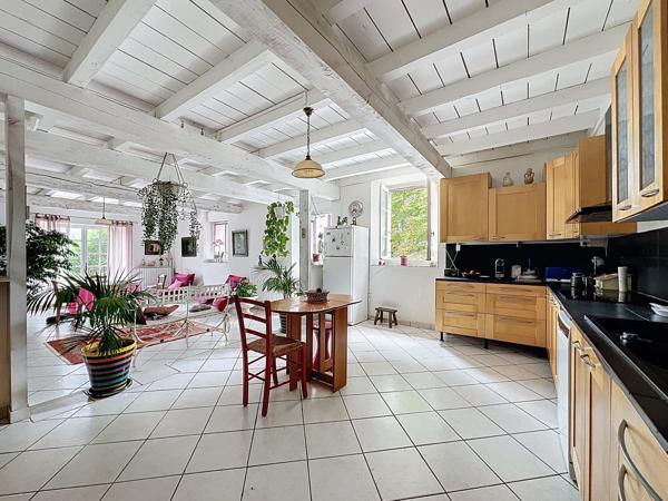 Superbe ferme rénovée 325m² sur 1.1 ha avec piscine et vue dégagée.