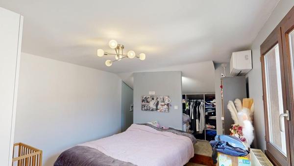 Maison Dauphinoise rénovée à Veyrins Thuellin, hyper centre, 4 chambres 115 m2