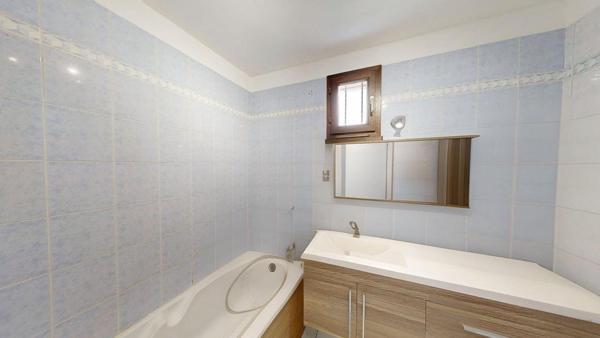 Maison Dauphinoise rénovée à Veyrins Thuellin, hyper centre, 4 chambres 115 m2