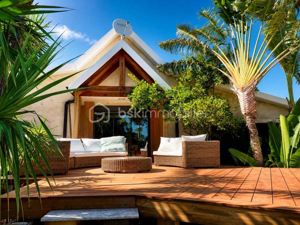 Nouveau, Saint-Gilles-les-bains 

Rare sur le secteur, découvrez cette villa de standing de 170m2 avec une superbe vue mer à deux pas de la plage et du centre de Saint-Gilles les bains.

Implantée sur une parcelle arborée de 2 700 m² la villa développe 170 m² habitables et se compose de beaux espaces de vie ouverts sur l'extérieur, de 3 chambres, d'une cuisine équipée haut de gamme et de prestations de qualité.

À l'extérieur, vous profiterez d'une magnifique piscine au sel de 12 mètres, d'un vaste jardin paysager et de nombreux espaces de détente, garantissant calme, intimité et confort.

La propriété a bénéficié d'importants travaux de rénovation (toiture neuve, électricité, menuiseries aluminium, piscine...) et est parfaitement entretenue.