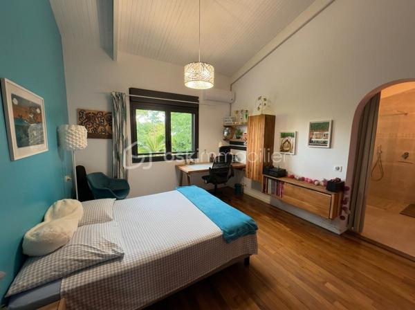 Nouveau, Saint-Gilles-les-bains 

Rare sur le secteur, découvrez cette villa de standing de 170m2 avec une superbe vue mer à deux pas de la plage et du centre de Saint-Gilles les bains.

Implantée sur une parcelle arborée de 2 700 m² la villa développe 170 m² habitables et se compose de beaux espaces de vie ouverts sur l'extérieur, de 3 chambres, d'une cuisine équipée haut de gamme et de prestations de qualité.

À l'extérieur, vous profiterez d'une magnifique piscine au sel de 12 mètres, d'un vaste jardin paysager et de nombreux espaces de détente, garantissant calme, intimité et confort.

La propriété a bénéficié d'importants travaux de rénovation (toiture neuve, électricité, menuiseries aluminium, piscine...) et est parfaitement entretenue.