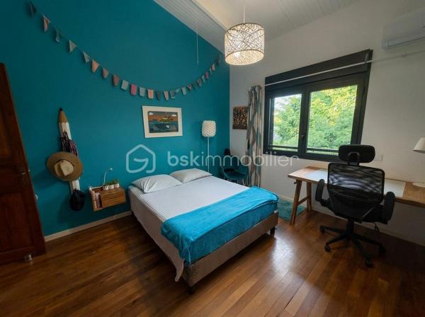 Nouveau, Saint-Gilles-les-bains 

Rare sur le secteur, découvrez cette villa de standing de 170m2 avec une superbe vue mer à deux pas de la plage et du centre de Saint-Gilles les bains.

Implantée sur une parcelle arborée de 2 700 m² la villa développe 170 m² habitables et se compose de beaux espaces de vie ouverts sur l'extérieur, de 3 chambres, d'une cuisine équipée haut de gamme et de prestations de qualité.

À l'extérieur, vous profiterez d'une magnifique piscine au sel de 12 mètres, d'un vaste jardin paysager et de nombreux espaces de détente, garantissant calme, intimité et confort.

La propriété a bénéficié d'importants travaux de rénovation (toiture neuve, électricité, menuiseries aluminium, piscine...) et est parfaitement entretenue.