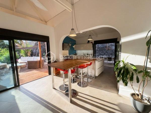 Nouveau, Saint-Gilles-les-bains 

Rare sur le secteur, découvrez cette villa de standing de 170m2 avec une superbe vue mer à deux pas de la plage et du centre de Saint-Gilles les bains.

Implantée sur une parcelle arborée de 2 700 m² la villa développe 170 m² habitables et se compose de beaux espaces de vie ouverts sur l'extérieur, de 3 chambres, d'une cuisine équipée haut de gamme et de prestations de qualité.

À l'extérieur, vous profiterez d'une magnifique piscine au sel de 12 mètres, d'un vaste jardin paysager et de nombreux espaces de détente, garantissant calme, intimité et confort.

La propriété a bénéficié d'importants travaux de rénovation (toiture neuve, électricité, menuiseries aluminium, piscine...) et est parfaitement entretenue.