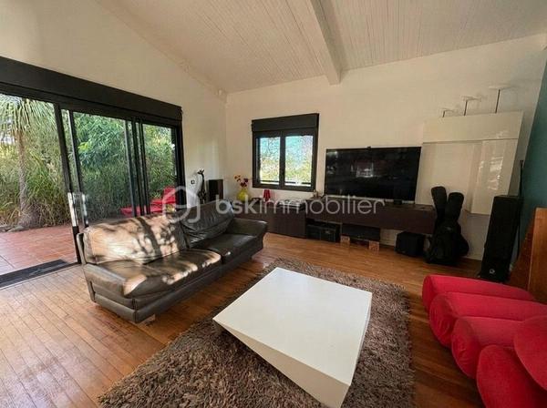 Nouveau, Saint-Gilles-les-bains 

Rare sur le secteur, découvrez cette villa de standing de 170m2 avec une superbe vue mer à deux pas de la plage et du centre de Saint-Gilles les bains.

Implantée sur une parcelle arborée de 2 700 m² la villa développe 170 m² habitables et se compose de beaux espaces de vie ouverts sur l'extérieur, de 3 chambres, d'une cuisine équipée haut de gamme et de prestations de qualité.

À l'extérieur, vous profiterez d'une magnifique piscine au sel de 12 mètres, d'un vaste jardin paysager et de nombreux espaces de détente, garantissant calme, intimité et confort.

La propriété a bénéficié d'importants travaux de rénovation (toiture neuve, électricité, menuiseries aluminium, piscine...) et est parfaitement entretenue.
