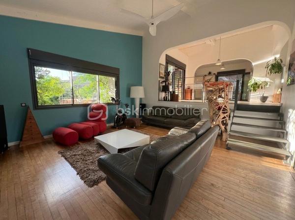 Nouveau, Saint-Gilles-les-bains 

Rare sur le secteur, découvrez cette villa de standing de 170m2 avec une superbe vue mer à deux pas de la plage et du centre de Saint-Gilles les bains.

Implantée sur une parcelle arborée de 2 700 m² la villa développe 170 m² habitables et se compose de beaux espaces de vie ouverts sur l'extérieur, de 3 chambres, d'une cuisine équipée haut de gamme et de prestations de qualité.

À l'extérieur, vous profiterez d'une magnifique piscine au sel de 12 mètres, d'un vaste jardin paysager et de nombreux espaces de détente, garantissant calme, intimité et confort.

La propriété a bénéficié d'importants travaux de rénovation (toiture neuve, électricité, menuiseries aluminium, piscine...) et est parfaitement entretenue.