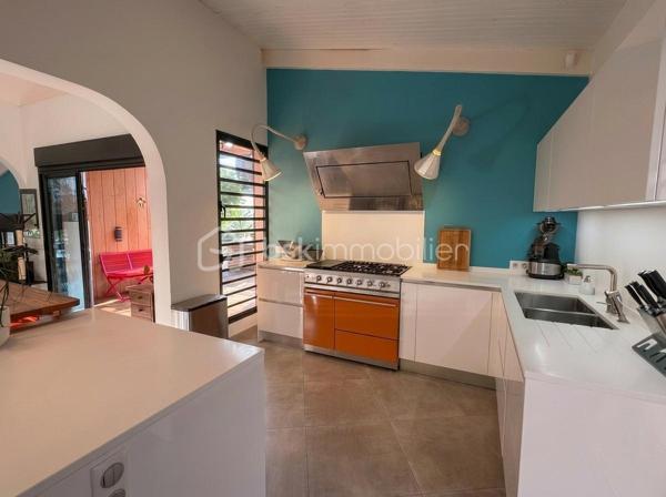 Nouveau, Saint-Gilles-les-bains 

Rare sur le secteur, découvrez cette villa de standing de 170m2 avec une superbe vue mer à deux pas de la plage et du centre de Saint-Gilles les bains.

Implantée sur une parcelle arborée de 2 700 m² la villa développe 170 m² habitables et se compose de beaux espaces de vie ouverts sur l'extérieur, de 3 chambres, d'une cuisine équipée haut de gamme et de prestations de qualité.

À l'extérieur, vous profiterez d'une magnifique piscine au sel de 12 mètres, d'un vaste jardin paysager et de nombreux espaces de détente, garantissant calme, intimité et confort.

La propriété a bénéficié d'importants travaux de rénovation (toiture neuve, électricité, menuiseries aluminium, piscine...) et est parfaitement entretenue.