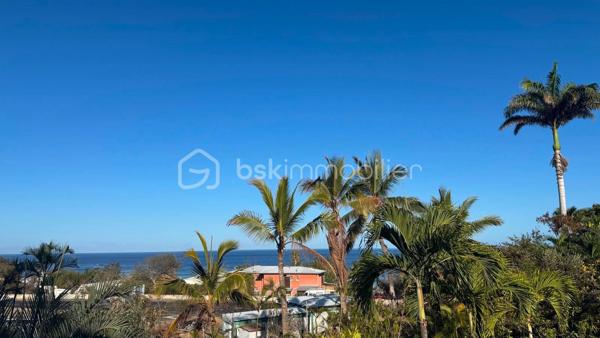 Nouveau, Saint-Gilles-les-bains 

Rare sur le secteur, découvrez cette villa de standing de 170m2 avec une superbe vue mer à deux pas de la plage et du centre de Saint-Gilles les bains.

Implantée sur une parcelle arborée de 2 700 m² la villa développe 170 m² habitables et se compose de beaux espaces de vie ouverts sur l'extérieur, de 3 chambres, d'une cuisine équipée haut de gamme et de prestations de qualité.

À l'extérieur, vous profiterez d'une magnifique piscine au sel de 12 mètres, d'un vaste jardin paysager et de nombreux espaces de détente, garantissant calme, intimité et confort.

La propriété a bénéficié d'importants travaux de rénovation (toiture neuve, électricité, menuiseries aluminium, piscine...) et est parfaitement entretenue.