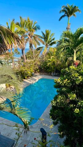 Nouveau, Saint-Gilles-les-bains 

Rare sur le secteur, découvrez cette villa de standing de 170m2 avec une superbe vue mer à deux pas de la plage et du centre de Saint-Gilles les bains.

Implantée sur une parcelle arborée de 2 700 m² la villa développe 170 m² habitables et se compose de beaux espaces de vie ouverts sur l'extérieur, de 3 chambres, d'une cuisine équipée haut de gamme et de prestations de qualité.

À l'extérieur, vous profiterez d'une magnifique piscine au sel de 12 mètres, d'un vaste jardin paysager et de nombreux espaces de détente, garantissant calme, intimité et confort.

La propriété a bénéficié d'importants travaux de rénovation (toiture neuve, électricité, menuiseries aluminium, piscine...) et est parfaitement entretenue.