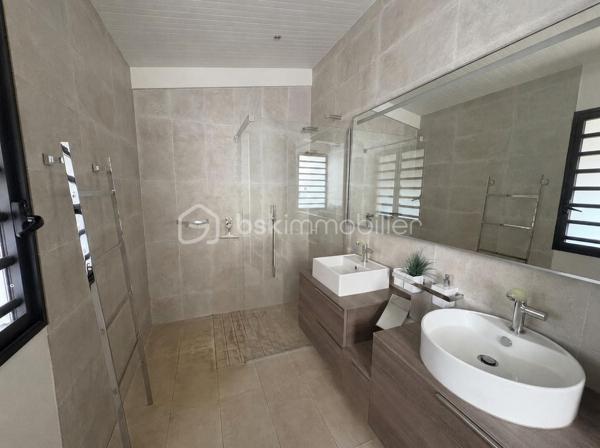 Nouveau, Saint-Gilles-les-bains 

Rare sur le secteur, découvrez cette villa de standing de 170m2 avec une superbe vue mer à deux pas de la plage et du centre de Saint-Gilles les bains.

Implantée sur une parcelle arborée de 2 700 m² la villa développe 170 m² habitables et se compose de beaux espaces de vie ouverts sur l'extérieur, de 3 chambres, d'une cuisine équipée haut de gamme et de prestations de qualité.

À l'extérieur, vous profiterez d'une magnifique piscine au sel de 12 mètres, d'un vaste jardin paysager et de nombreux espaces de détente, garantissant calme, intimité et confort.

La propriété a bénéficié d'importants travaux de rénovation (toiture neuve, électricité, menuiseries aluminium, piscine...) et est parfaitement entretenue.