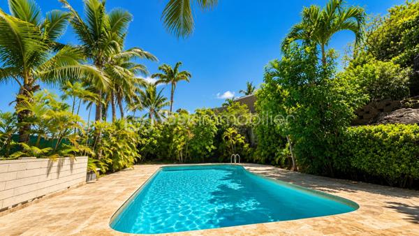 Nouveau, Saint-Gilles-les-bains 

Rare sur le secteur, découvrez cette villa de standing de 170m2 avec une superbe vue mer à deux pas de la plage et du centre de Saint-Gilles les bains.

Implantée sur une parcelle arborée de 2 700 m² la villa développe 170 m² habitables et se compose de beaux espaces de vie ouverts sur l'extérieur, de 3 chambres, d'une cuisine équipée haut de gamme et de prestations de qualité.

À l'extérieur, vous profiterez d'une magnifique piscine au sel de 12 mètres, d'un vaste jardin paysager et de nombreux espaces de détente, garantissant calme, intimité et confort.

La propriété a bénéficié d'importants travaux de rénovation (toiture neuve, électricité, menuiseries aluminium, piscine...) et est parfaitement entretenue.