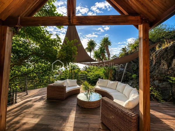 Nouveau, Saint-Gilles-les-bains 

Rare sur le secteur, découvrez cette villa de standing de 170m2 avec une superbe vue mer à deux pas de la plage et du centre de Saint-Gilles les bains.

Implantée sur une parcelle arborée de 2 700 m² la villa développe 170 m² habitables et se compose de beaux espaces de vie ouverts sur l'extérieur, de 3 chambres, d'une cuisine équipée haut de gamme et de prestations de qualité.

À l'extérieur, vous profiterez d'une magnifique piscine au sel de 12 mètres, d'un vaste jardin paysager et de nombreux espaces de détente, garantissant calme, intimité et confort.

La propriété a bénéficié d'importants travaux de rénovation (toiture neuve, électricité, menuiseries aluminium, piscine...) et est parfaitement entretenue.