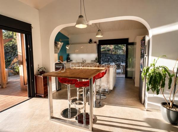 Nouveau, Saint-Gilles-les-bains 

Rare sur le secteur, découvrez cette villa de standing de 170m2 avec une superbe vue mer à deux pas de la plage et du centre de Saint-Gilles les bains.

Implantée sur une parcelle arborée de 2 700 m² la villa développe 170 m² habitables et se compose de beaux espaces de vie ouverts sur l'extérieur, de 3 chambres, d'une cuisine équipée haut de gamme et de prestations de qualité.

À l'extérieur, vous profiterez d'une magnifique piscine au sel de 12 mètres, d'un vaste jardin paysager et de nombreux espaces de détente, garantissant calme, intimité et confort.

La propriété a bénéficié d'importants travaux de rénovation (toiture neuve, électricité, menuiseries aluminium, piscine...) et est parfaitement entretenue.