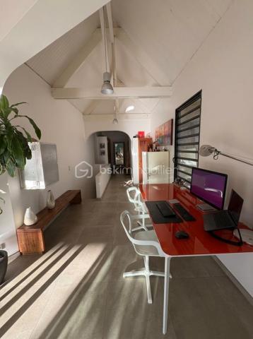 Nouveau, Saint-Gilles-les-bains 

Rare sur le secteur, découvrez cette villa de standing de 170m2 avec une superbe vue mer à deux pas de la plage et du centre de Saint-Gilles les bains.

Implantée sur une parcelle arborée de 2 700 m² la villa développe 170 m² habitables et se compose de beaux espaces de vie ouverts sur l'extérieur, de 3 chambres, d'une cuisine équipée haut de gamme et de prestations de qualité.

À l'extérieur, vous profiterez d'une magnifique piscine au sel de 12 mètres, d'un vaste jardin paysager et de nombreux espaces de détente, garantissant calme, intimité et confort.

La propriété a bénéficié d'importants travaux de rénovation (toiture neuve, électricité, menuiseries aluminium, piscine...) et est parfaitement entretenue.