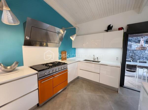 Nouveau, Saint-Gilles-les-bains 

Rare sur le secteur, découvrez cette villa de standing de 170m2 avec une superbe vue mer à deux pas de la plage et du centre de Saint-Gilles les bains.

Implantée sur une parcelle arborée de 2 700 m² la villa développe 170 m² habitables et se compose de beaux espaces de vie ouverts sur l'extérieur, de 3 chambres, d'une cuisine équipée haut de gamme et de prestations de qualité.

À l'extérieur, vous profiterez d'une magnifique piscine au sel de 12 mètres, d'un vaste jardin paysager et de nombreux espaces de détente, garantissant calme, intimité et confort.

La propriété a bénéficié d'importants travaux de rénovation (toiture neuve, électricité, menuiseries aluminium, piscine...) et est parfaitement entretenue.