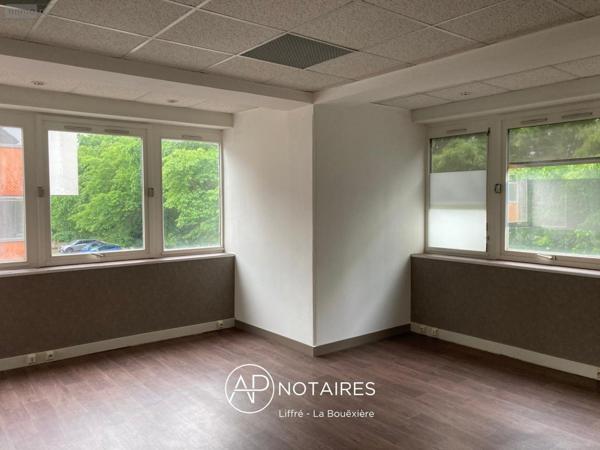 Entrepôt et bureaux à louer à Rennes en Ille-et-Vilaine (35700), ref : LP075-APNOTAIRES