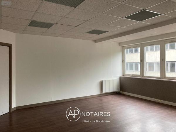 Entrepôt et bureaux à louer à Rennes en Ille-et-Vilaine (35700), ref : LP075-APNOTAIRES