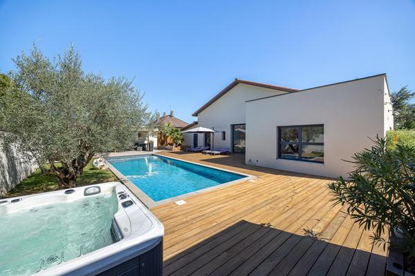 Maison contemporaine aux volumes spectaculaires avec piscine, à Genas