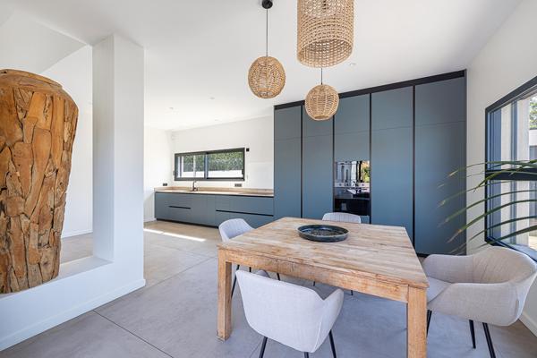 Maison contemporaine aux volumes spectaculaires avec piscine, à Genas