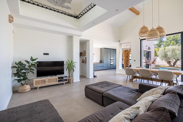 Maison contemporaine aux volumes spectaculaires avec piscine, à Genas
