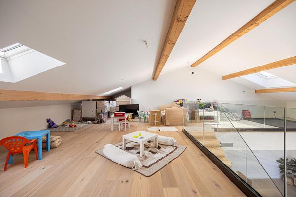 Maison contemporaine aux volumes spectaculaires avec piscine, à Genas