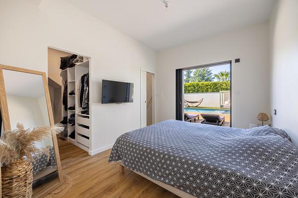 Maison contemporaine aux volumes spectaculaires avec piscine, à Genas