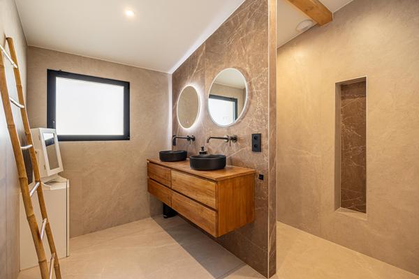 Maison contemporaine aux volumes spectaculaires avec piscine, à Genas