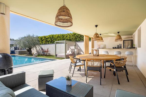 Maison contemporaine aux volumes spectaculaires avec piscine, à Genas