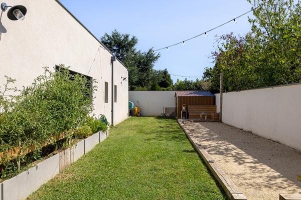 Maison contemporaine aux volumes spectaculaires avec piscine, à Genas
