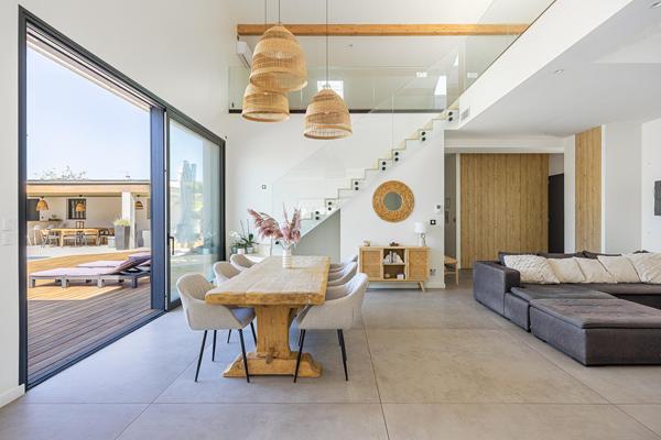Maison contemporaine aux volumes spectaculaires avec piscine, à Genas