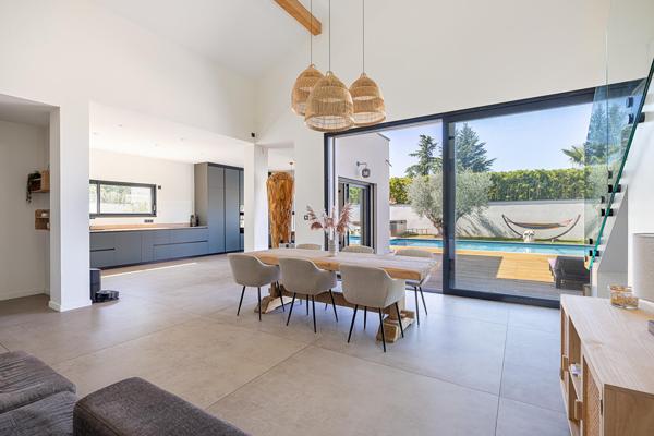 Maison contemporaine aux volumes spectaculaires avec piscine, à Genas