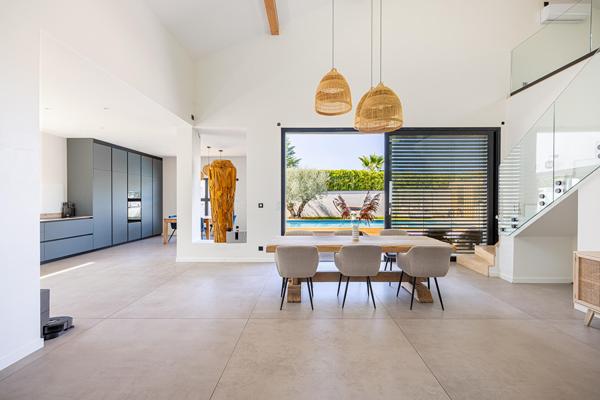 Maison contemporaine aux volumes spectaculaires avec piscine, à Genas