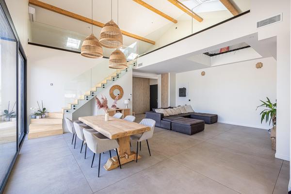 Maison contemporaine aux volumes spectaculaires avec piscine, à Genas