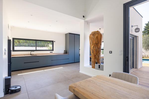 Maison contemporaine aux volumes spectaculaires avec piscine, à Genas