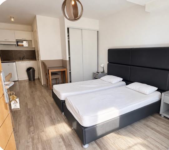 T1, 21,93 m2 env, dans rés de loisir , piscine,13510