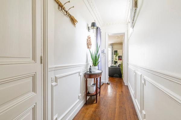 Appartement bourgeois rue Lamarck 2 pièces Charme