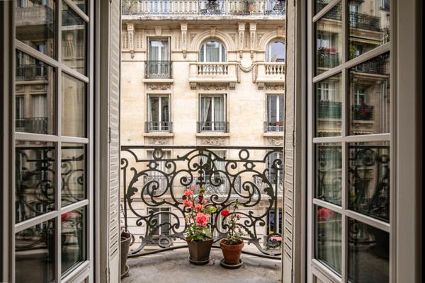 Appartement bourgeois rue Lamarck 2 pièces Charme