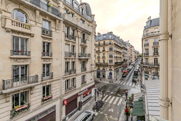 Appartement bourgeois rue Lamarck 2 pièces Charme