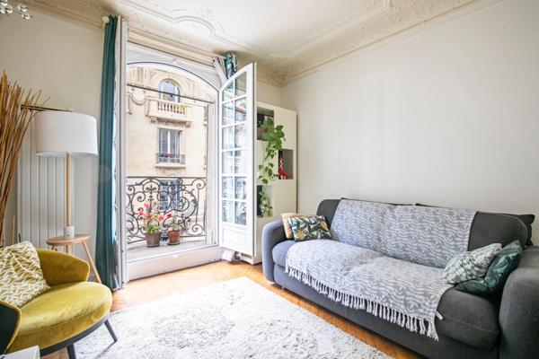 Appartement bourgeois rue Lamarck 2 pièces Charme