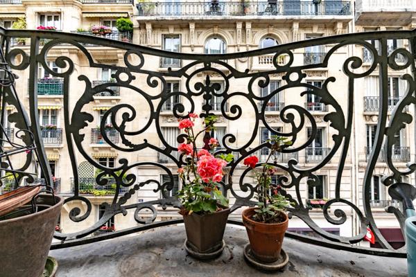 Appartement bourgeois rue Lamarck 2 pièces Charme