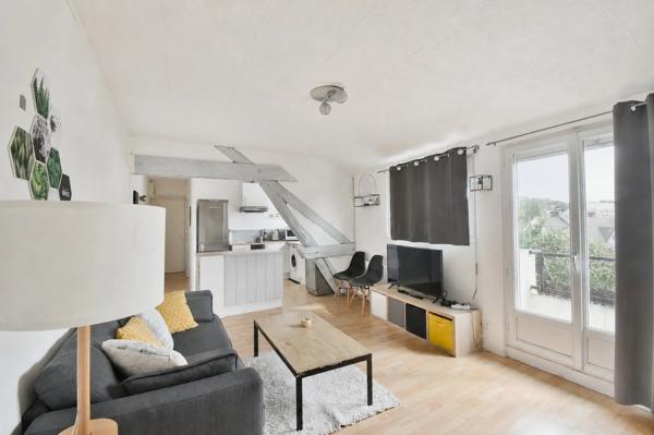 Appartement rénové 2 pièces de 44,56 m² Montlhéry  – Dernier étage-  cabanon